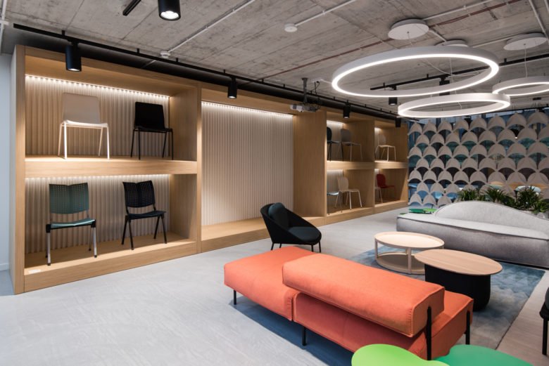 全新 Flokk 展厅中功能齐全的简约空间