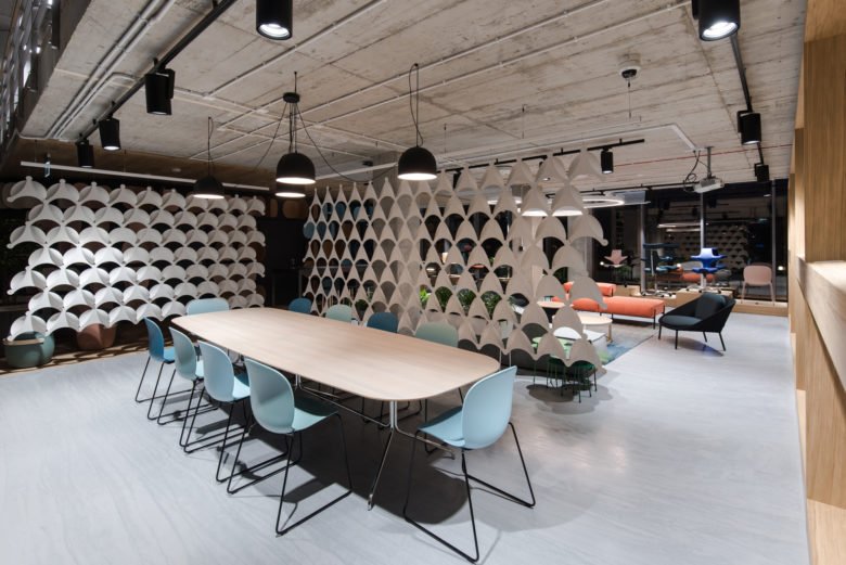 全新 Flokk 展厅中功能齐全的简约空间