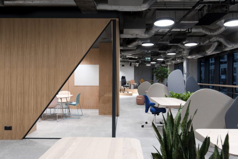 全新 Flokk 展厅中功能齐全的简约空间