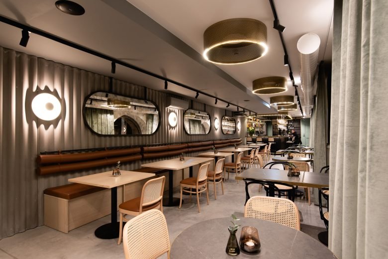 河流的流动转化为餐厅设计