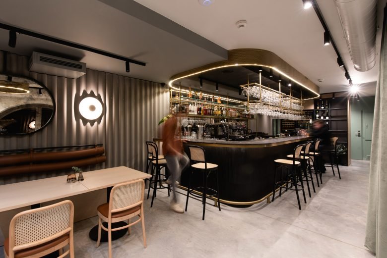 河流的流动转化为餐厅设计