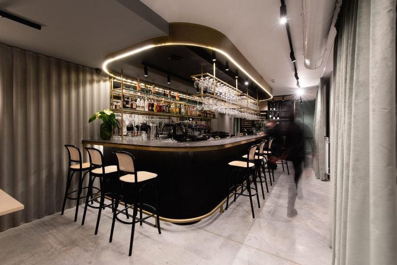 河流的流动转化为餐厅设计