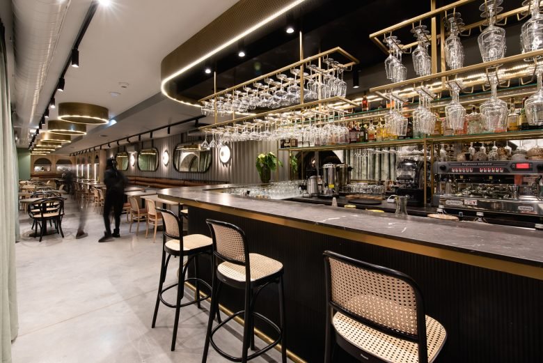 河流的流动转化为餐厅设计