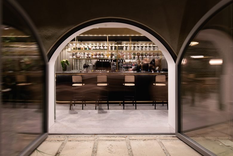 河流的流动转化为餐厅设计