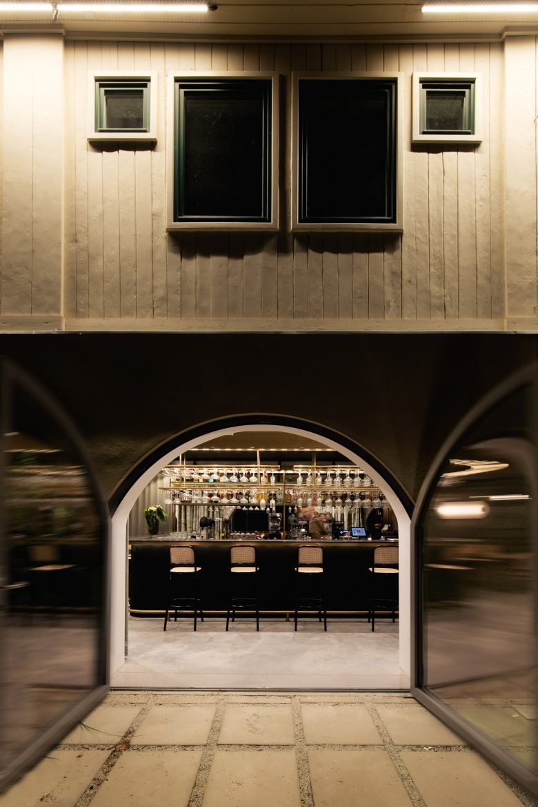 河流的流动转化为餐厅设计