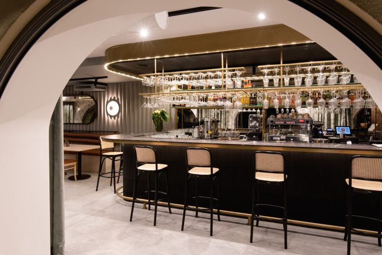 河流的流动转化为餐厅设计