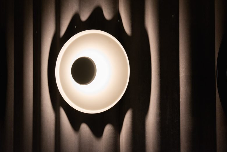 河流的流动转化为餐厅设计