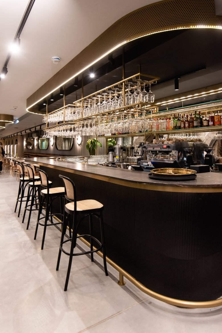 河流的流动转化为餐厅设计