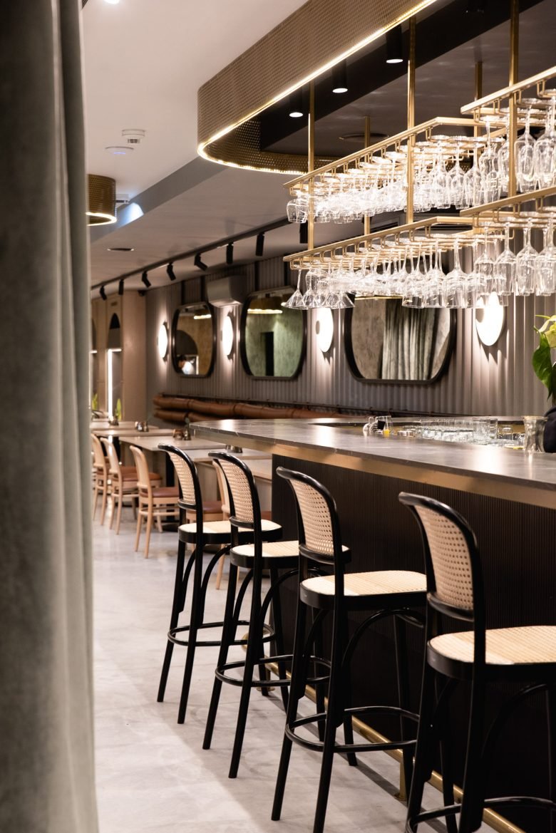 河流的流动转化为餐厅设计