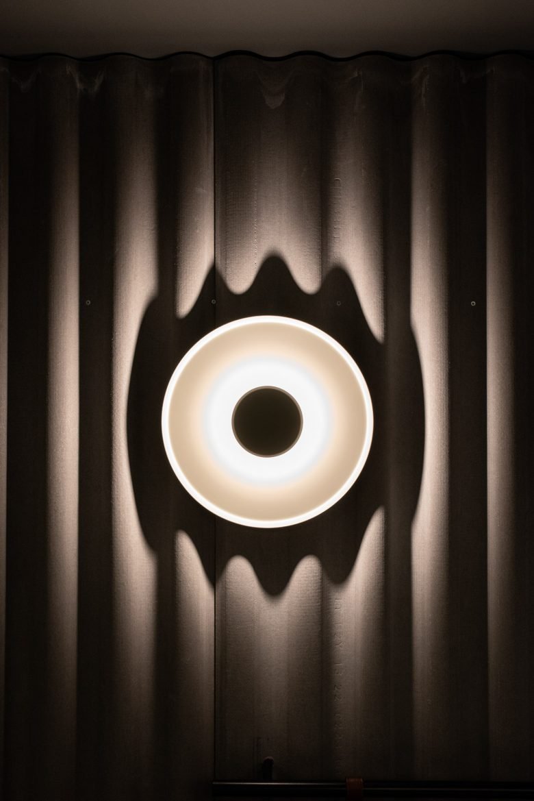 河流的流动转化为餐厅设计