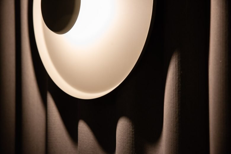 河流的流动转化为餐厅设计