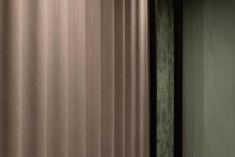 河流的流动转化为餐厅设计