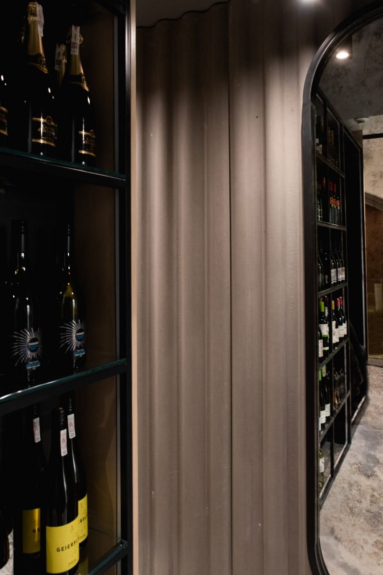 河流的流动转化为餐厅设计