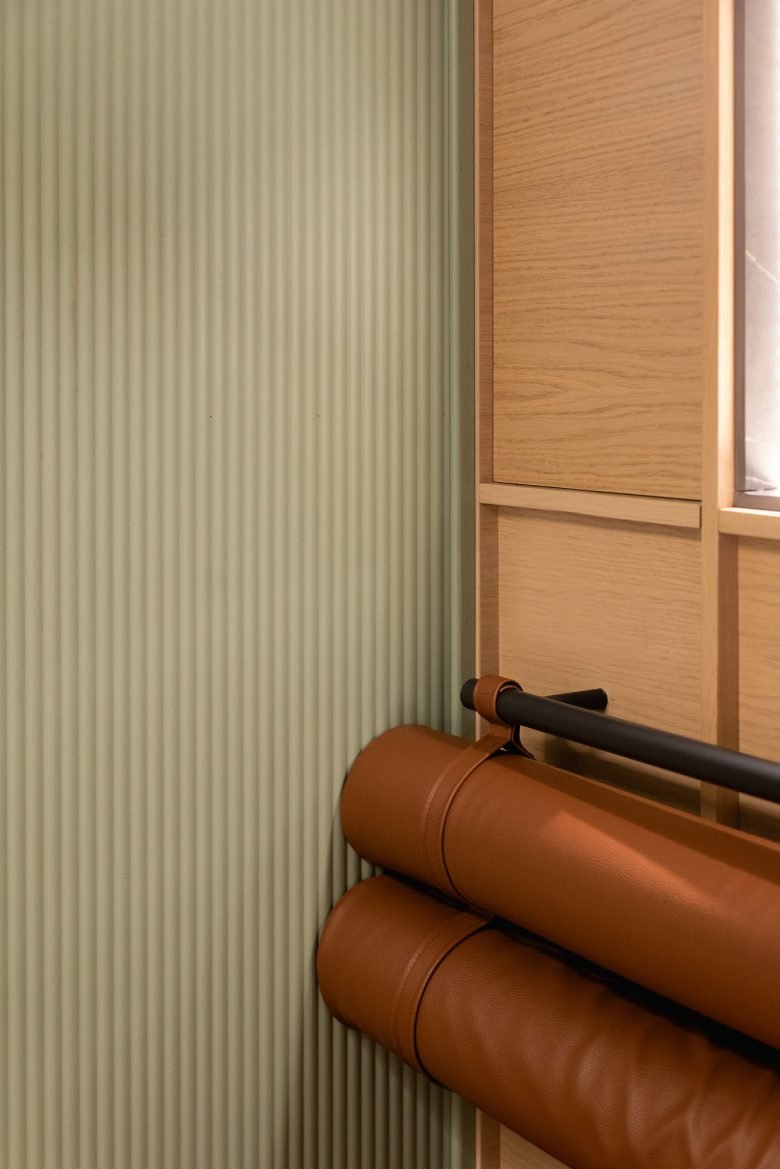 河流的流动转化为餐厅设计