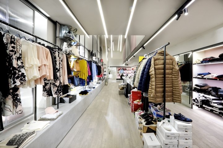 Maximilian Basic 商店，由 Bartolini/Lanzi Architects 设计，梅拉诺 – 意大利