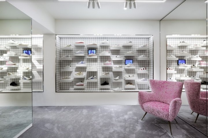Maximilian 奢侈品店，由 Bartolini/Lanzi Architects 设计，梅拉诺 – 意大利