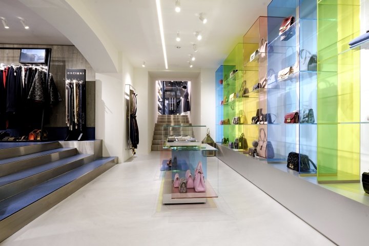 Maximilian 奢侈品店，由 Bartolini/Lanzi Architects 设计，梅拉诺 – 意大利