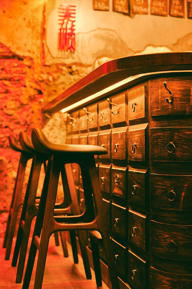 TAI SOO​​N BAR 由 Taste Space 设计，泰国曼谷