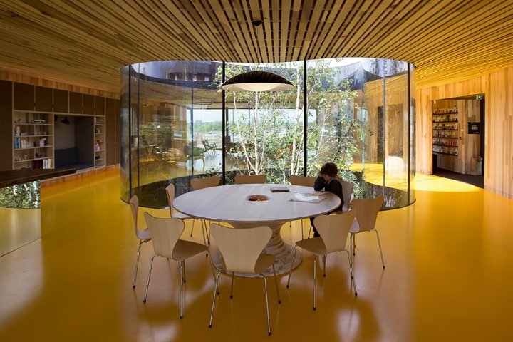 Maggie’s Center 癌症护理中心，由 dRMM Architects 设计，英国奥尔德姆
