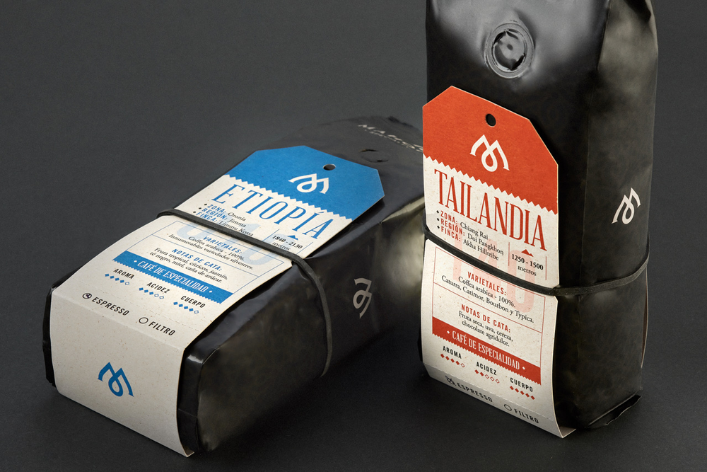 Bulldog Studio 的桃花心木精品咖啡