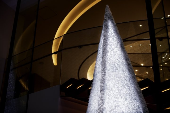 日本东京 MIKIMOTO 银座总店的水晶圣诞树，由 we+ 设计
