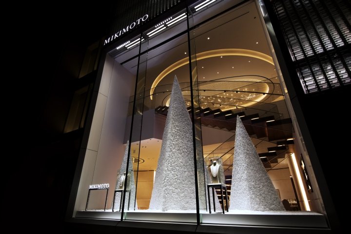 日本东京 MIKIMOTO 银座总店的水晶圣诞树，由 we+ 设计