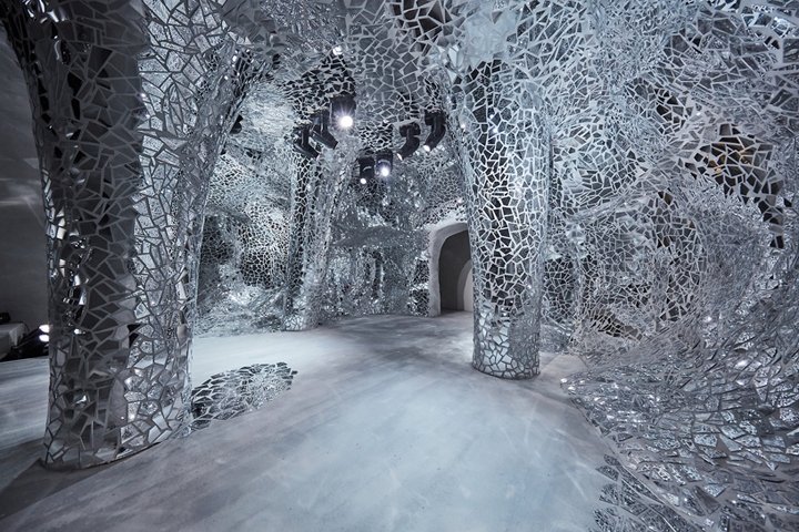 法国巴黎，Bureau Betak 为 Dior 2018 春季系列设计的镜面展馆