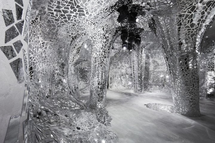 法国巴黎，Bureau Betak 为 Dior 2018 春季系列设计的镜面展馆