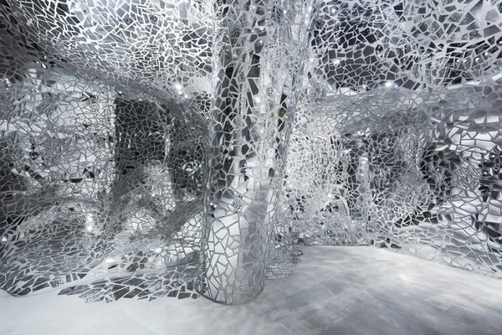 法国巴黎，Bureau Betak 为 Dior 2018 春季系列设计的镜面展馆