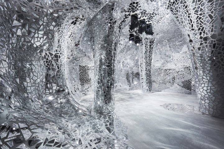 法国巴黎，Bureau Betak 为 Dior 2018 春季系列设计的镜面展馆