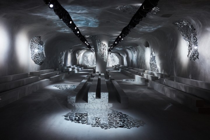 法国巴黎，Bureau Betak 为 Dior 2018 春季系列设计的镜面展馆