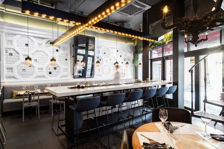 Insight Studio 的“Mockingbird”酒吧，明斯克 – 白俄罗斯