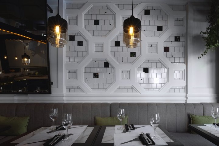 Insight Studio 的“Mockingbird”酒吧，明斯克 – 白俄罗斯