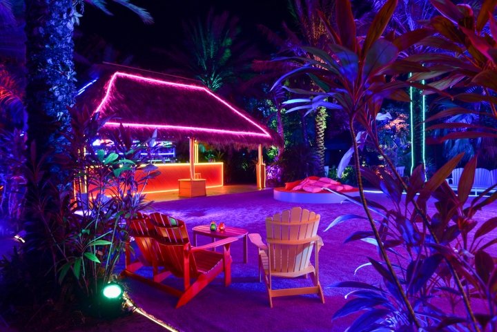 卡斯滕·霍勒 (Carsten Höller) 在迈阿密海滩巴塞尔艺术展上展出的“迈阿密普拉达双人俱乐部” 卡斯滕·霍勒 (Carsten Höller) 在迈阿密海滩巴塞尔艺术展上展出的“迈阿密普拉达双人俱乐部”