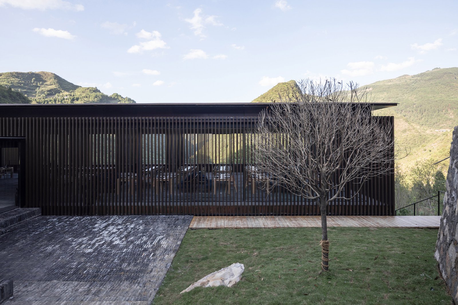 ZJJZ Atelier 的山间酒吧和餐厅 ZJJZ Atelier 的山间酒吧和餐厅