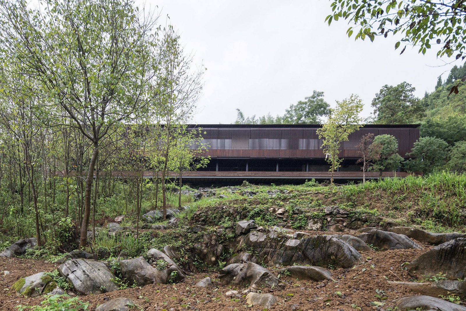 ZJJZ Atelier 的山间酒吧和餐厅 ZJJZ Atelier 的山间酒吧和餐厅