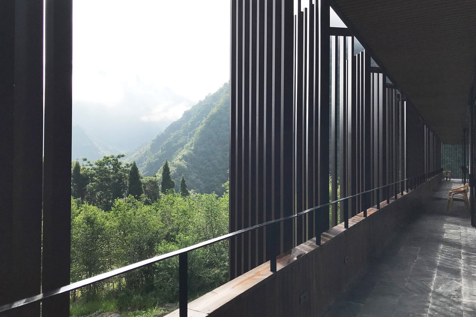 ZJJZ Atelier 的山间酒吧和餐厅 ZJJZ Atelier 的山间酒吧和餐厅