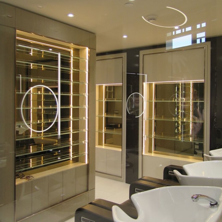 Mrs B 沙龙，由 Pallavi Dean Interiors 设计，迪拜 – 阿联酋