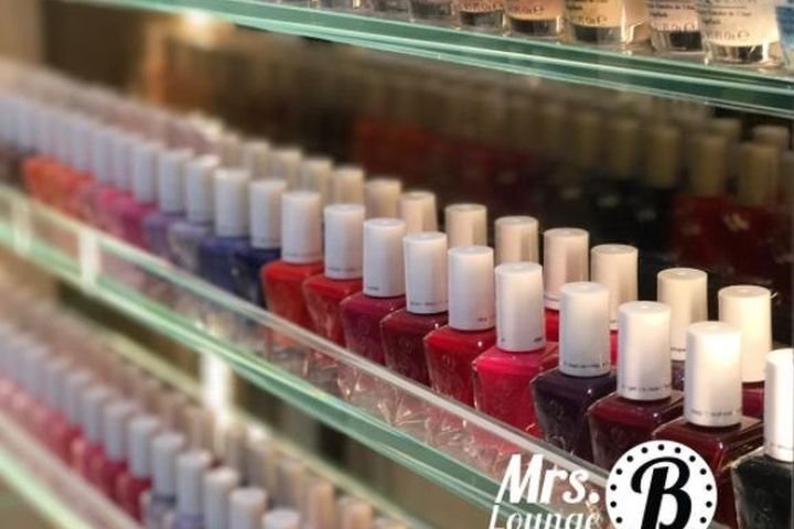 Mrs B 沙龙，由 Pallavi Dean Interiors 设计，迪拜 – 阿联酋