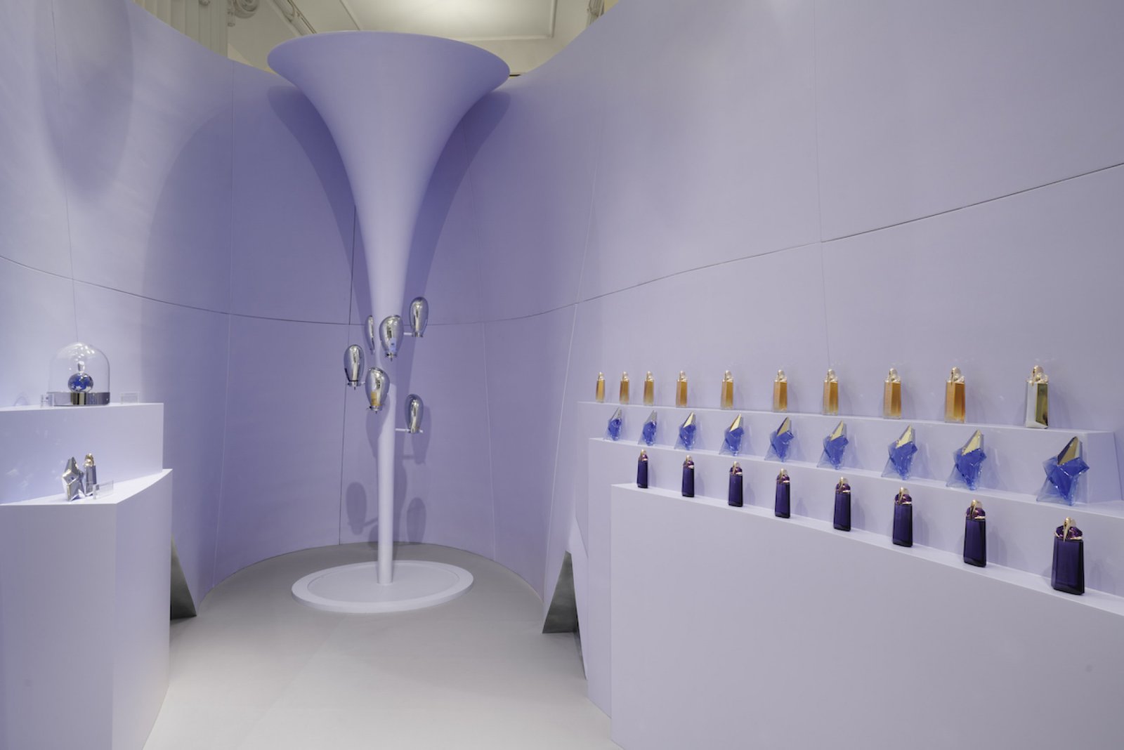 Random Studio 设计的 Mugler 快闪店