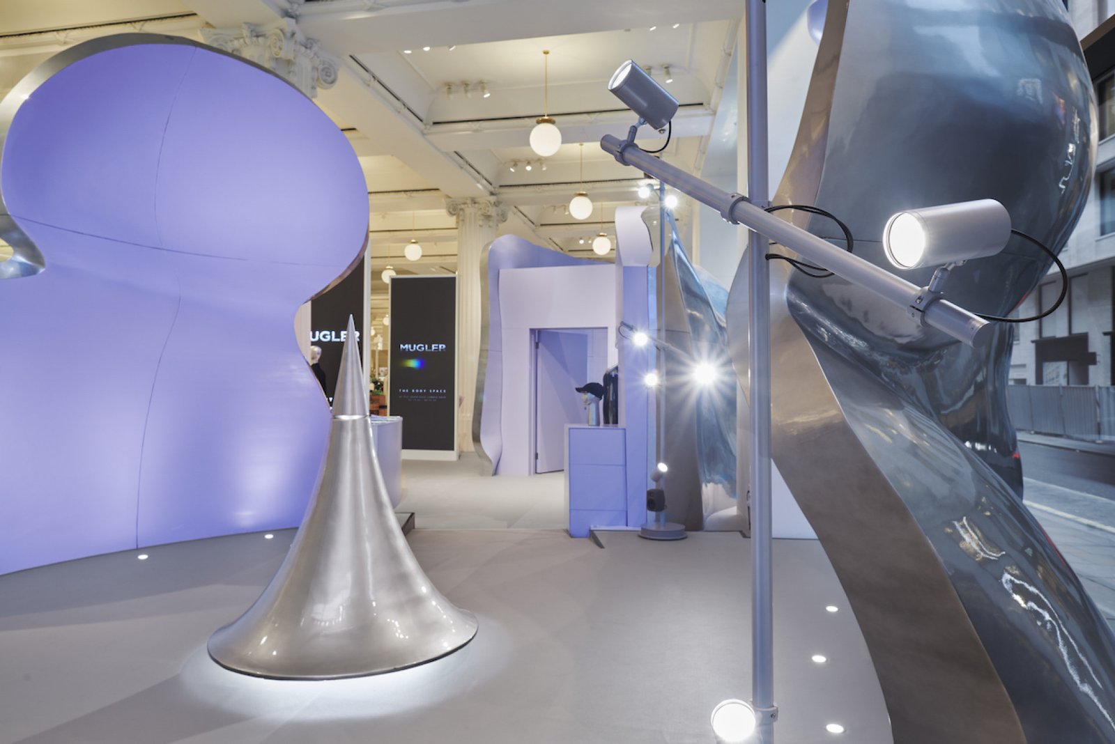 Random Studio 设计的 Mugler 快闪店