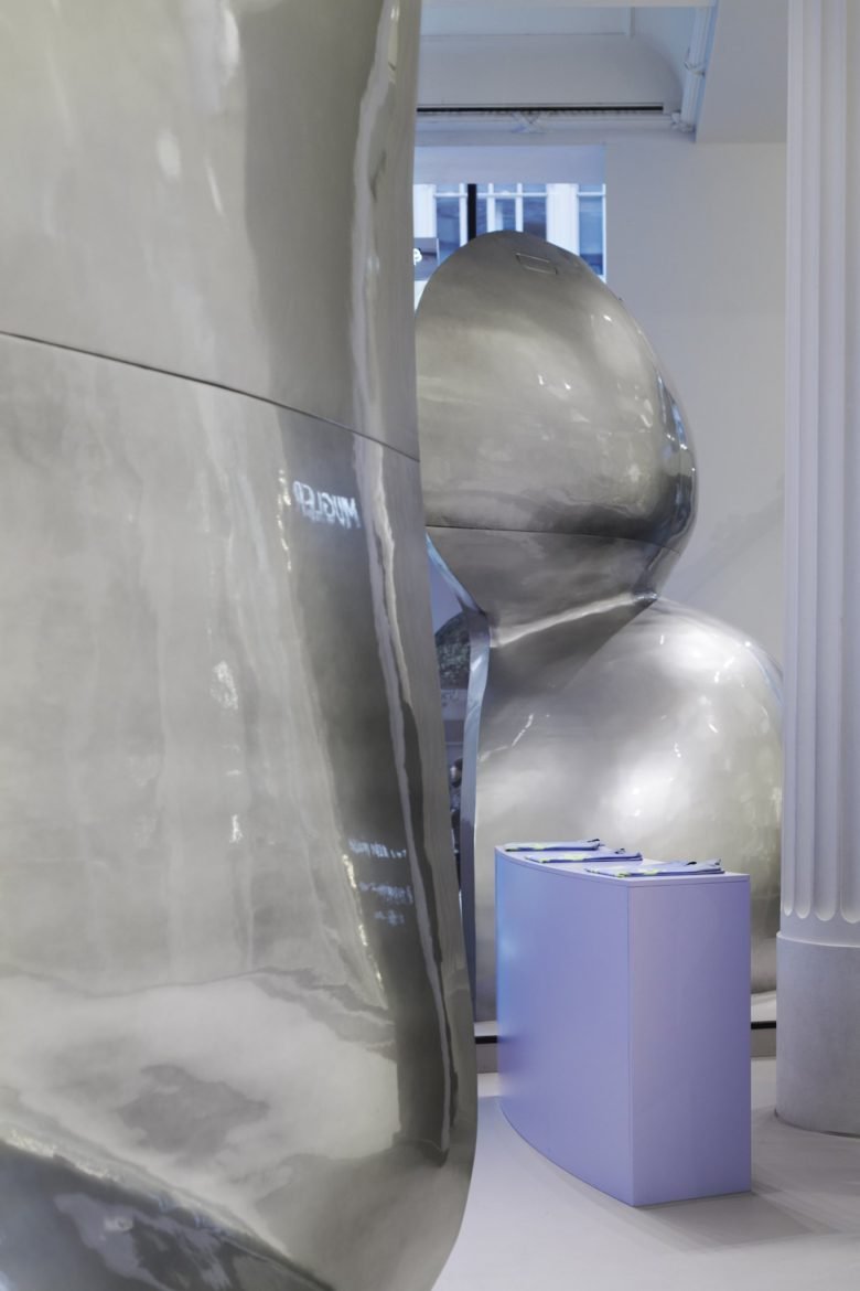 Random Studio 设计的 Mugler 快闪店