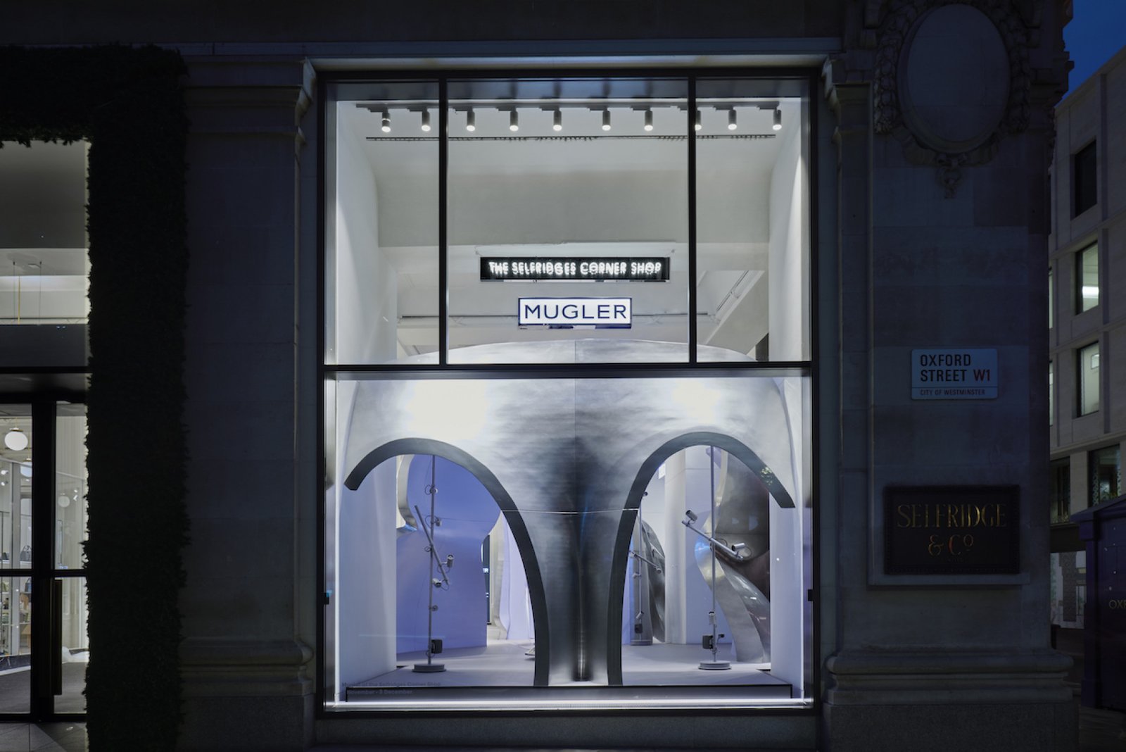 Random Studio 设计的 Mugler 快闪店