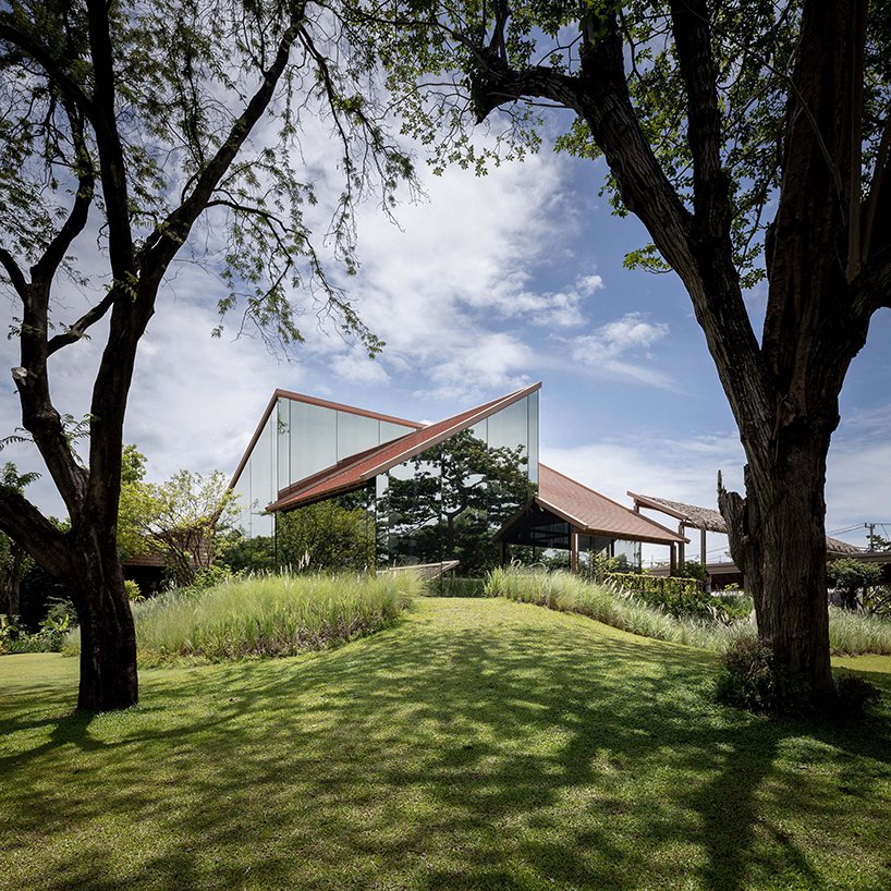 泰国 NITAPROW patom 咖啡馆的透明体量展示了富有表现力的折叠屋顶 泰国 NITAPROW patom 咖啡馆的透明体量展示了富有表现力的折叠屋顶