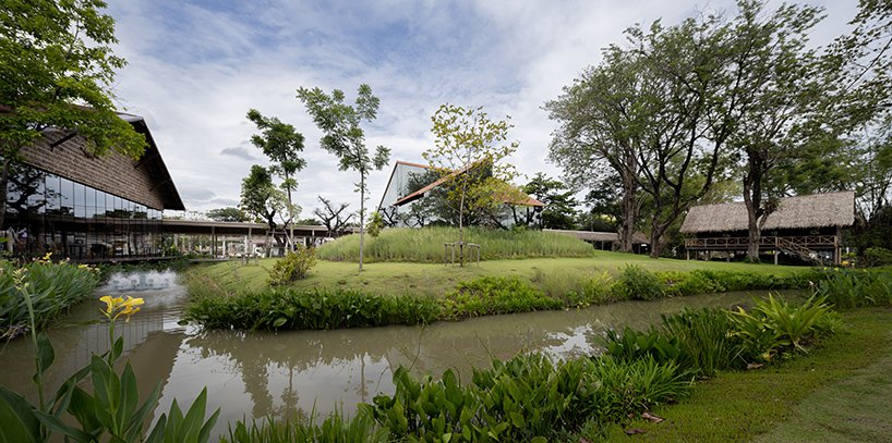 泰国 NITAPROW patom 咖啡馆的透明体量展示了富有表现力的折叠屋顶 泰国 NITAPROW patom 咖啡馆的透明体量展示了富有表现力的折叠屋顶