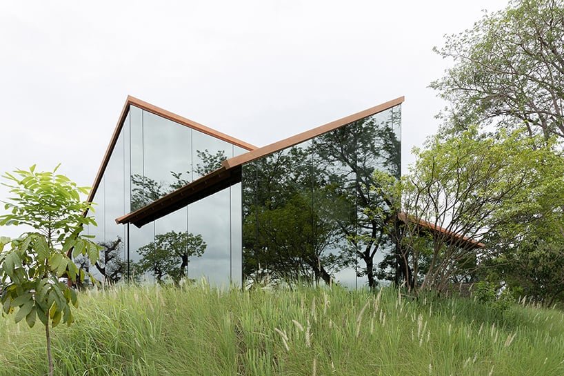 泰国 NITAPROW patom 咖啡馆的透明体量展示了富有表现力的折叠屋顶 泰国 NITAPROW patom 咖啡馆的透明体量展示了富有表现力的折叠屋顶