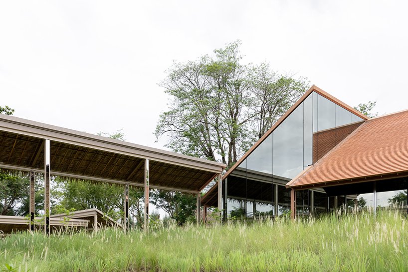 泰国 NITAPROW patom 咖啡馆的透明体量展示了富有表现力的折叠屋顶 泰国 NITAPROW patom 咖啡馆的透明体量展示了富有表现力的折叠屋顶