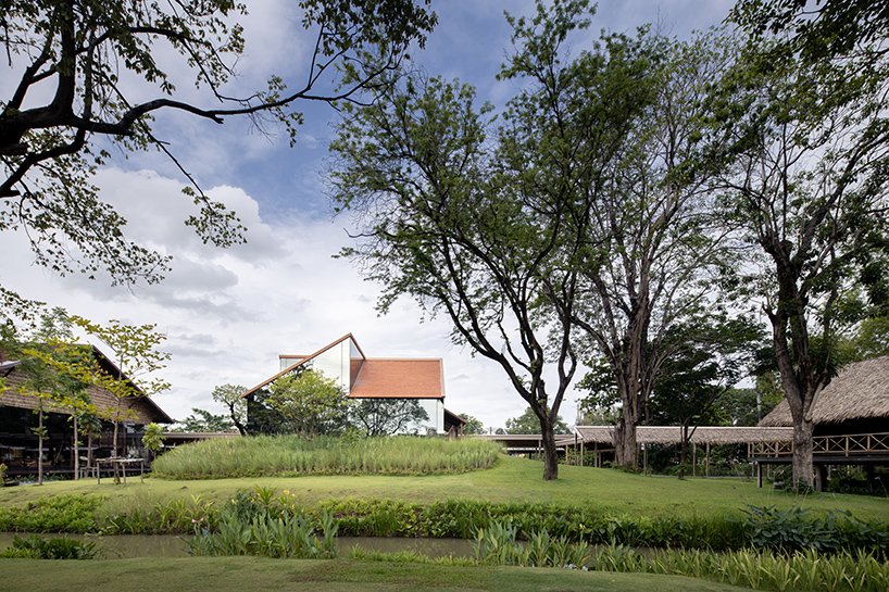 泰国 NITAPROW patom 咖啡馆的透明体量展示了富有表现力的折叠屋顶 泰国 NITAPROW patom 咖啡馆的透明体量展示了富有表现力的折叠屋顶