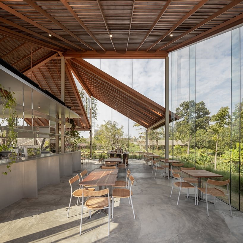 泰国 NITAPROW patom 咖啡馆的透明体量展示了富有表现力的折叠屋顶 泰国 NITAPROW patom 咖啡馆的透明体量展示了富有表现力的折叠屋顶