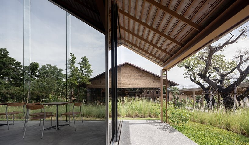 泰国 NITAPROW patom 咖啡馆的透明体量展示了富有表现力的折叠屋顶 泰国 NITAPROW patom 咖啡馆的透明体量展示了富有表现力的折叠屋顶